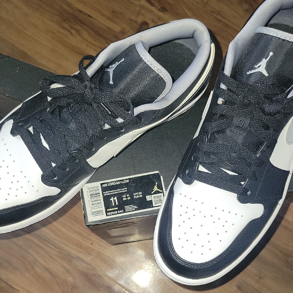 Jordan Black and White Sneakers Classic Design